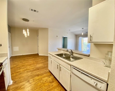 5467 Vineland Road - Photo Thumbnail 14