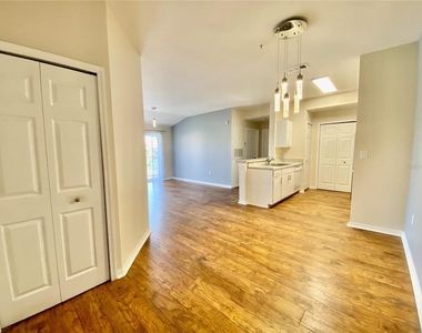 5467 Vineland Road - Photo Thumbnail 6
