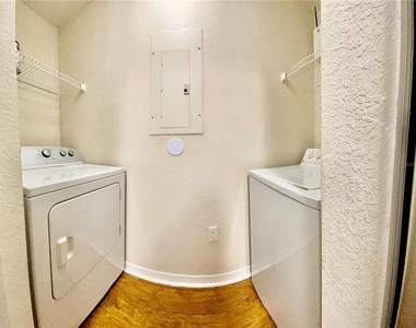 5467 Vineland Road - Photo Thumbnail 29