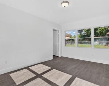 1612 W Grant Street - Photo Thumbnail 12