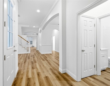 912 Waterside Drive - Photo Thumbnail 3