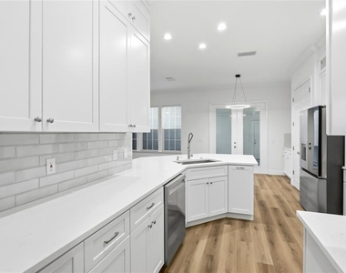 912 Waterside Drive - Photo Thumbnail 12