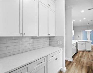 912 Waterside Drive - Photo Thumbnail 10