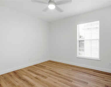 912 Waterside Drive - Photo Thumbnail 33