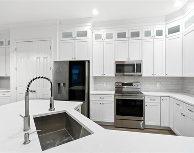 912 Waterside Drive - Photo Thumbnail 16
