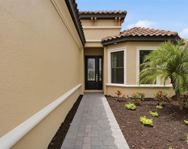 7708 Moonbeam Avenue - Photo Thumbnail 2