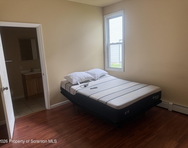 1409 Sanderson Avenue - Photo Thumbnail 4
