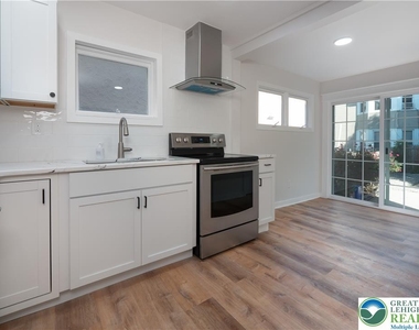 718 N New Street - Photo Thumbnail 6