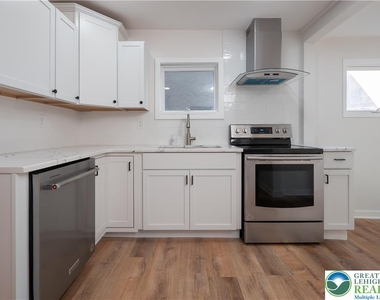 718 N New Street - Photo Thumbnail 8
