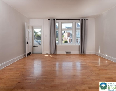 718 N New Street - Photo Thumbnail 2
