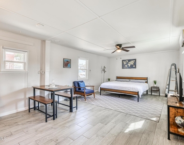 2729 Pershing Drive - Photo Thumbnail 4