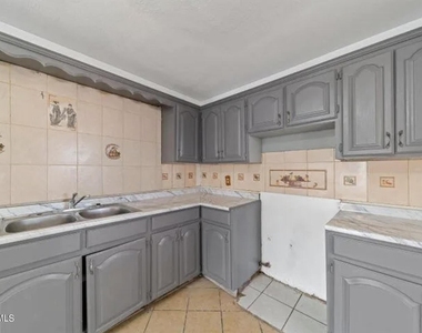 7632 Franklin Drive - Photo Thumbnail 4