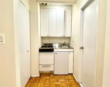 East 79th Street and East End Avenue - Photo Thumbnail 2