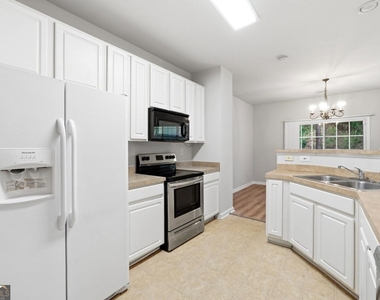 1006 Ivydale Circle - Photo Thumbnail 6