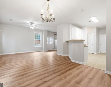 1006 Ivydale Circle - Photo Thumbnail 4