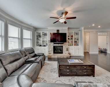 5525 Nesmith Court - Photo Thumbnail 13