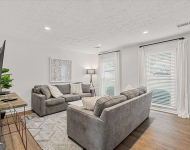 840 Rosedale Avenue Se - Photo Thumbnail 2