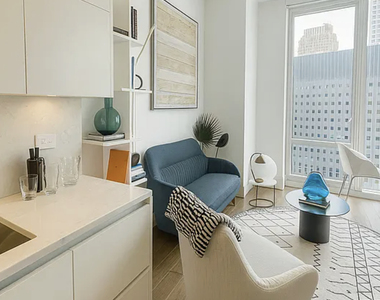 East 44th Street - Photo Thumbnail 2