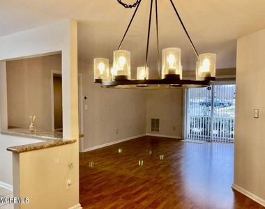 102 Wedgewood Circle - Photo Thumbnail 4