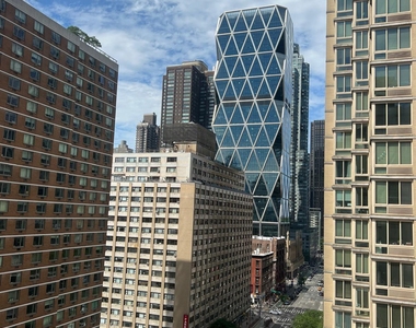 W 52nd St / 8th Ave - Photo Thumbnail 3