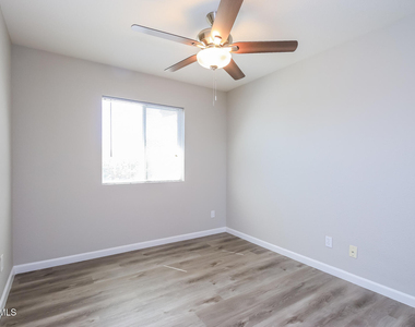 5716 S Roberts Road - Photo Thumbnail 8