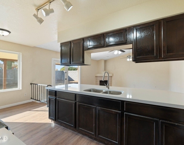 4043 W Sweetwater Avenue - Photo Thumbnail 3