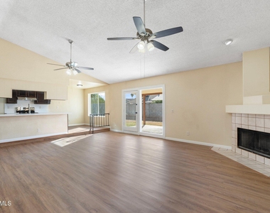 4043 W Sweetwater Avenue - Photo Thumbnail 6