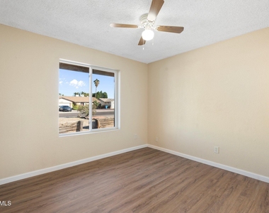 4043 W Sweetwater Avenue - Photo Thumbnail 13
