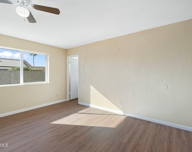 4043 W Sweetwater Avenue - Photo Thumbnail 10
