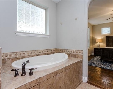 3817 Bowser Avenue - Photo Thumbnail 5