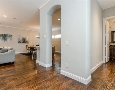 3817 Bowser Avenue - Photo Thumbnail 6