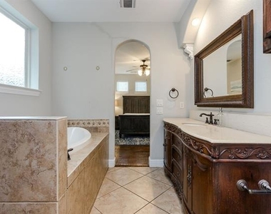 3817 Bowser Avenue - Photo Thumbnail 4