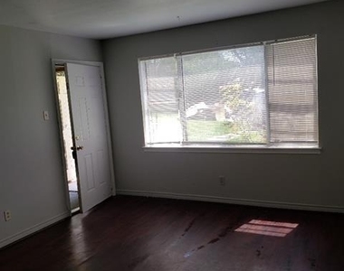 400 Oak Drive - Photo Thumbnail 1