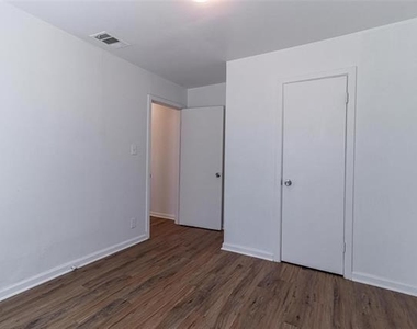 2622 W Johnson Street - Photo Thumbnail 7