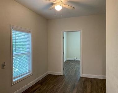 2222 W Bond Street - Photo Thumbnail 5