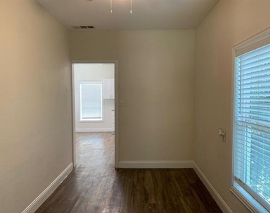 2222 W Bond Street - Photo Thumbnail 4