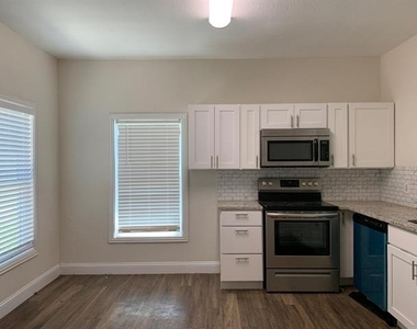 2222 W Bond Street - Photo Thumbnail 15