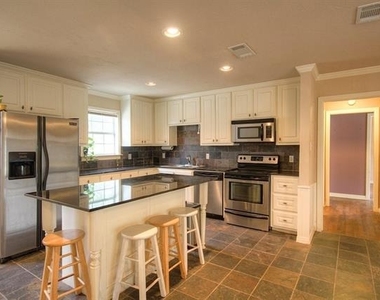 1804 Panhandle Street - Photo Thumbnail 5