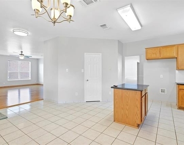 3803 Farmington Drive - Photo Thumbnail 8