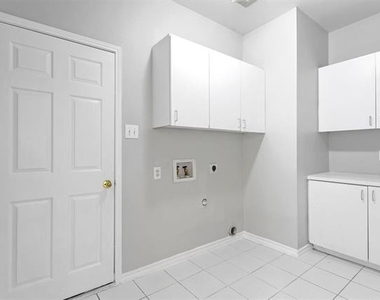 3803 Farmington Drive - Photo Thumbnail 6