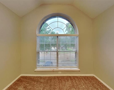 805 Sierra Lane - Photo Thumbnail 11