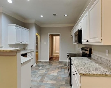 805 Sierra Lane - Photo Thumbnail 4