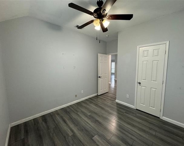 2303 Mackinac Drive - Photo Thumbnail 9