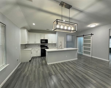 2303 Mackinac Drive - Photo Thumbnail 3
