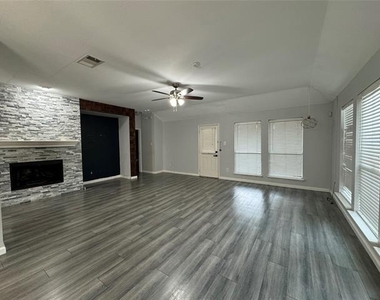2303 Mackinac Drive - Photo Thumbnail 4