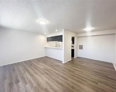800 N Clay Street - Photo Thumbnail 3