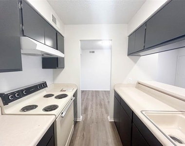 800 N Clay Street - Photo Thumbnail 6