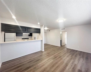 800 N Clay Street - Photo Thumbnail 4