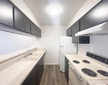 800 N Clay Street - Photo Thumbnail 5