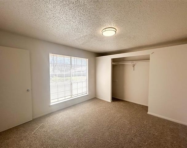 800 N Clay Street - Photo Thumbnail 9